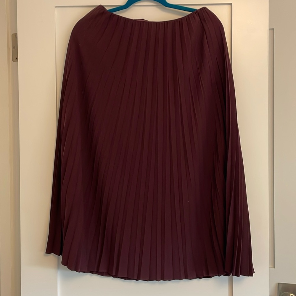 Uniqlo maroon pleated skirt